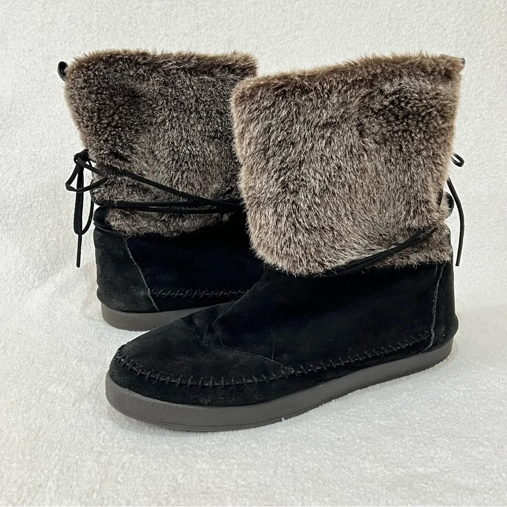 TOMS Nepal Black Suede Faux Fur Moccasin Boot Size 10